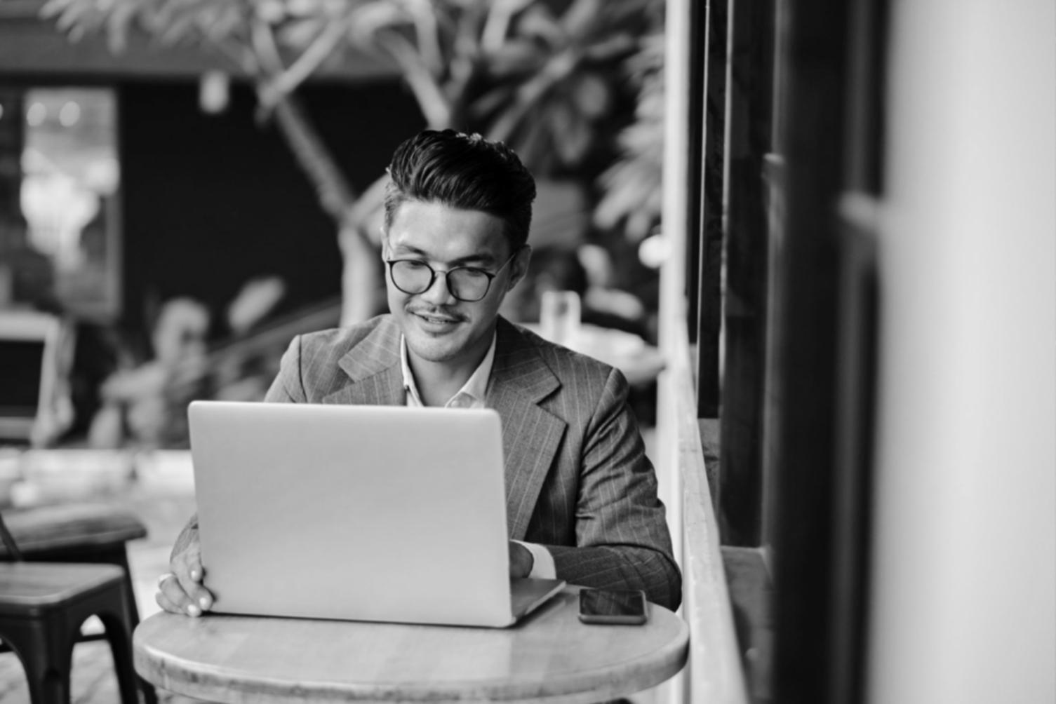 Zespół pracujący nad strategią innowacji biznesowych podczas warsztatów